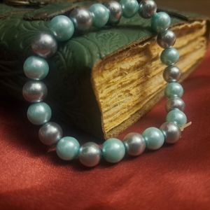 Elastic glass beaded bracelet